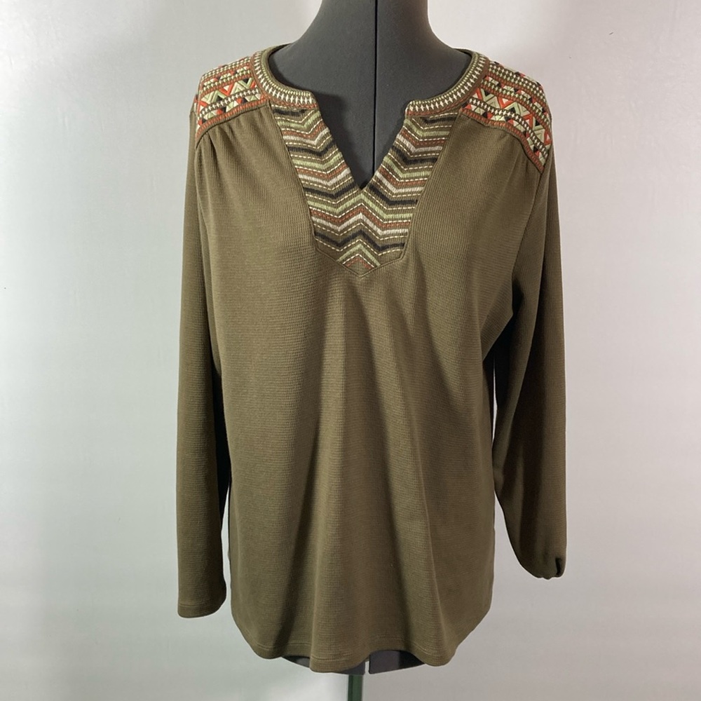 D&Co Top Women Size Large Green w Southwestern Print Neckline V Neck Long Sleeve
